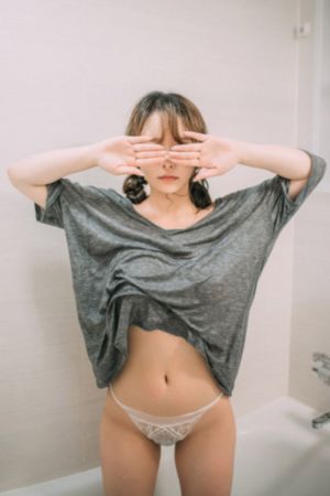 女性黑色蕾丝抹胸开叉短裙拔萝卜_蓝光日本电影免费